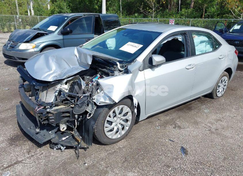 Photo 2 of 2017 Toyota Corolla LE (VIN 5YFBURHE5HP581112)