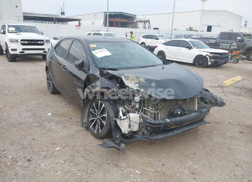 2017 Toyota Corolla SE (VIN 5YFBURHE5HP636920) main photo