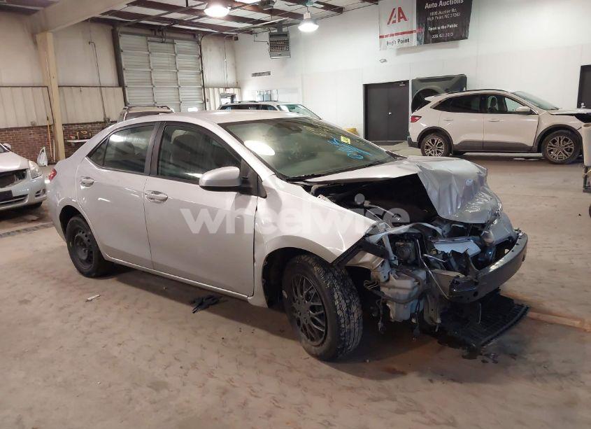 2018 Toyota Corolla L (VIN 5YFBURHE5JP761017) main photo