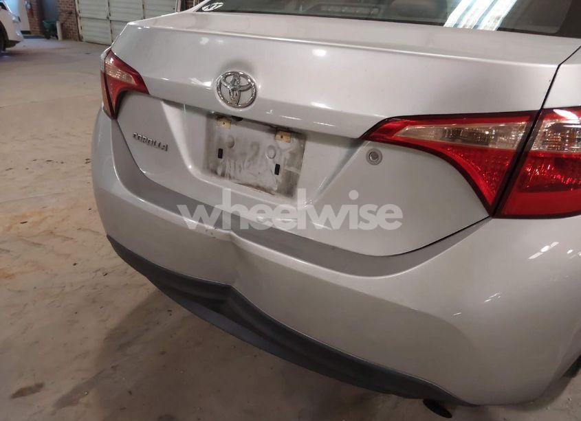 Photo 12 of 2018 Toyota Corolla L (VIN 5YFBURHE5JP761017)