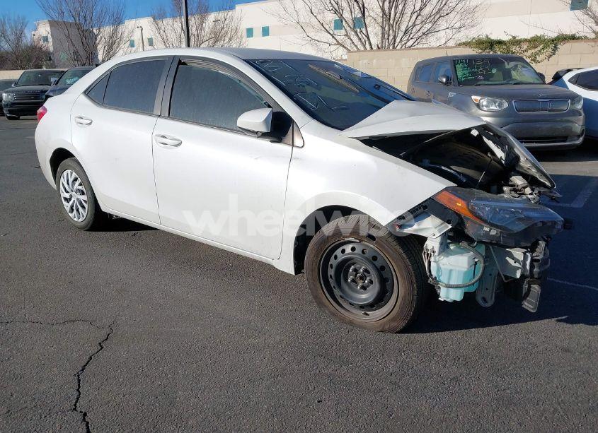 2018 Toyota Corolla LE (VIN 5YFBURHE5JP762992) main photo