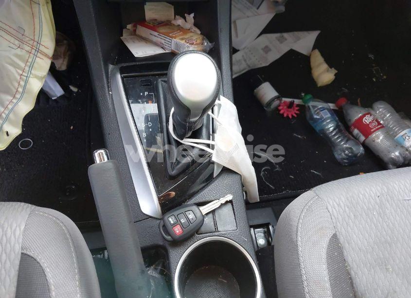 Photo 11 of 2018 Toyota Corolla LE (VIN 5YFBURHE5JP762992)