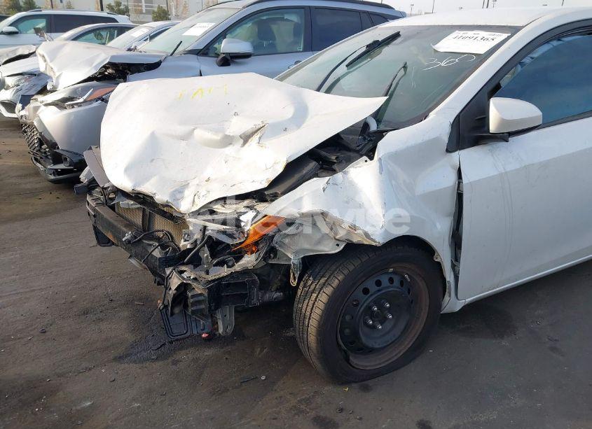 Photo 18 of 2018 Toyota Corolla LE (VIN 5YFBURHE5JP762992)