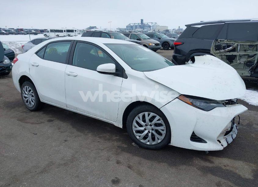 2018 Toyota Corolla LE (VIN 5YFBURHE5JP766461) main photo