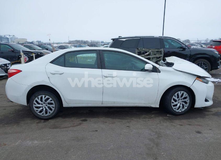Photo 13 of 2018 Toyota Corolla LE (VIN 5YFBURHE5JP766461)