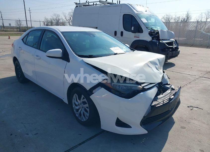 2018 Toyota Corolla LE (VIN 5YFBURHE5JP788752) main photo