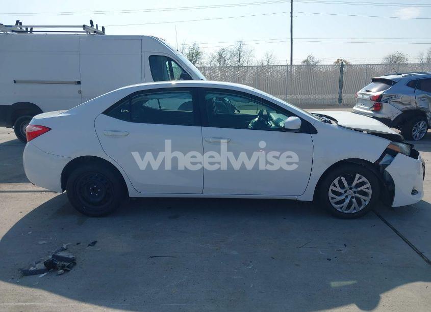 Photo 13 of 2018 Toyota Corolla LE (VIN 5YFBURHE5JP788752)