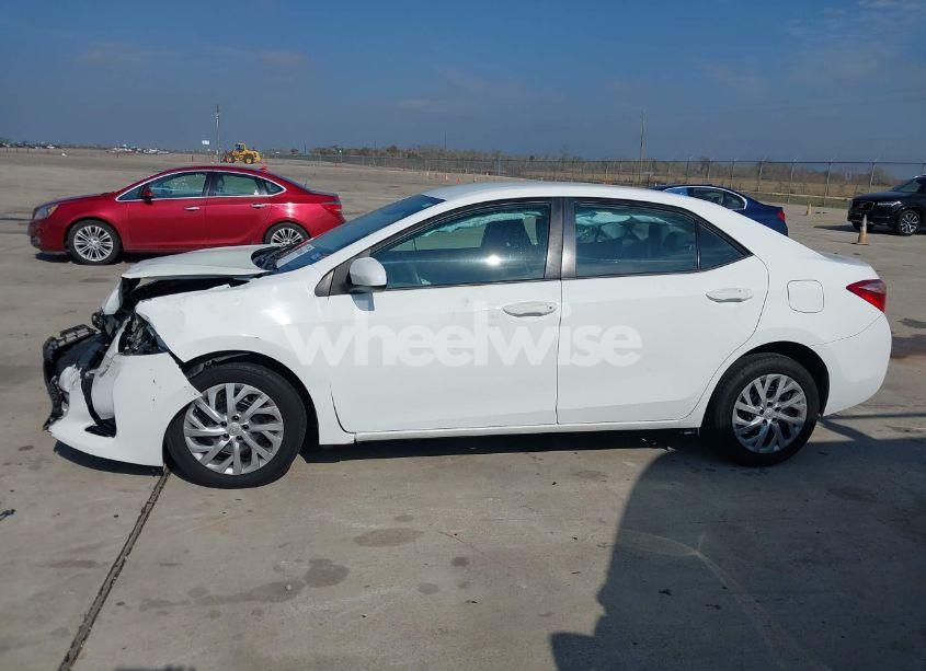 Photo 14 of 2018 Toyota Corolla LE (VIN 5YFBURHE5JP788752)