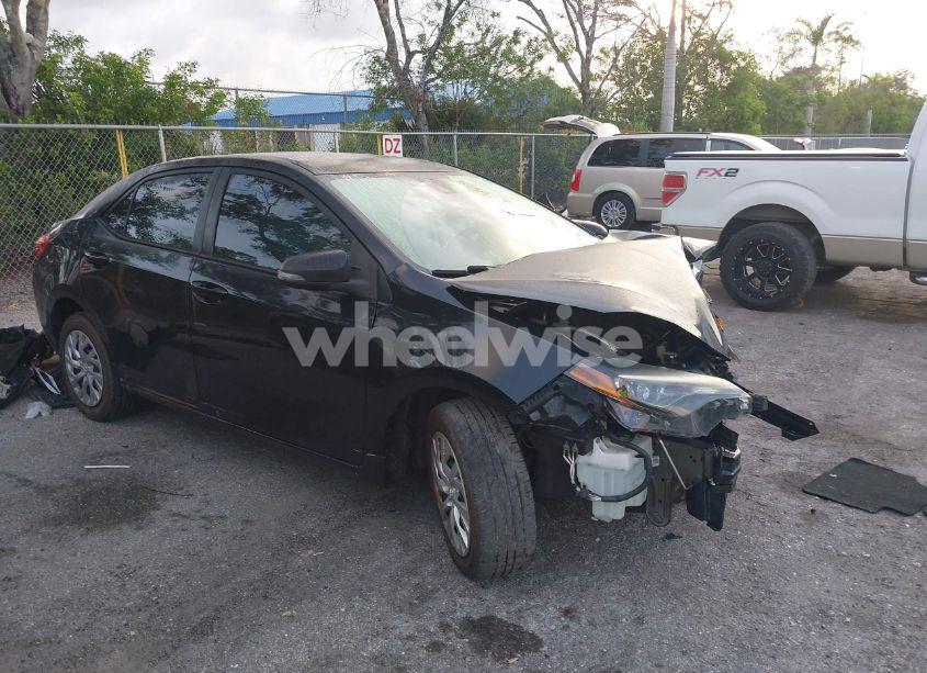 2018 Toyota Corolla LE (VIN 5YFBURHE5JP792932) main photo