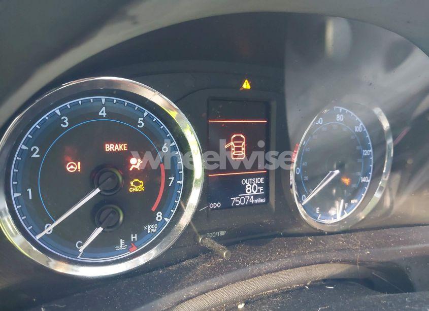 Photo 7 of 2018 Toyota Corolla LE (VIN 5YFBURHE5JP792932)