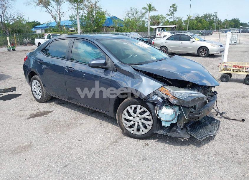 2018 Toyota Corolla LE (VIN 5YFBURHE5JP798469) main photo