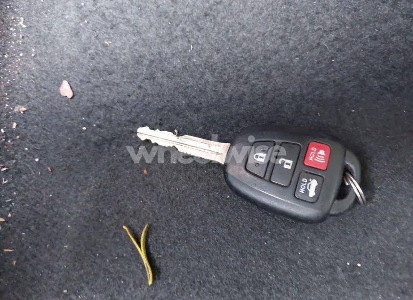 Photo 11 of 2018 Toyota Corolla LE (VIN 5YFBURHE5JP798469)