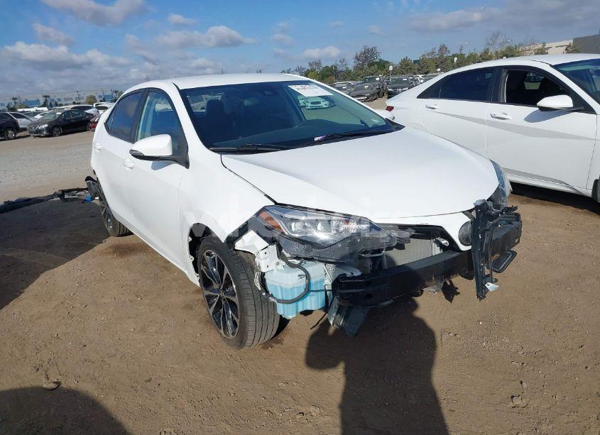 2018 Toyota Corolla SE (VIN 5YFBURHE5JP798701) main photo