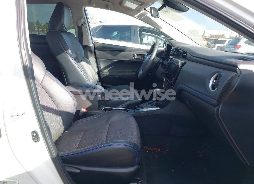 Photo 5 of 2018 Toyota Corolla SE (VIN 5YFBURHE5JP798701)