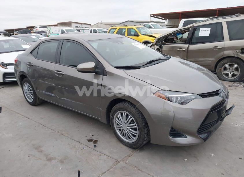 2018 Toyota Corolla LE (VIN 5YFBURHE5JP802844) main photo