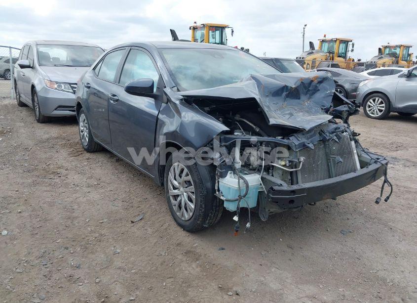 2018 Toyota Corolla LE (VIN 5YFBURHE5JP822480) main photo