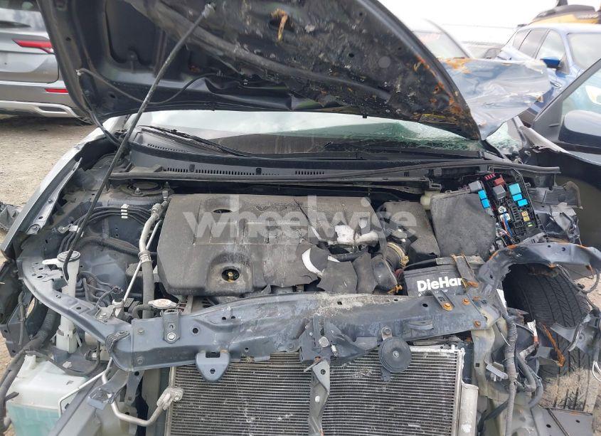 Photo 10 of 2018 Toyota Corolla LE (VIN 5YFBURHE5JP822480)