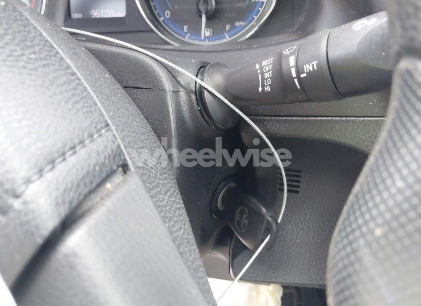 Photo 11 of 2018 Toyota Corolla LE (VIN 5YFBURHE5JP822480)