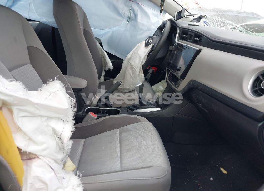 Photo 5 of 2018 Toyota Corolla LE (VIN 5YFBURHE5JP822480)