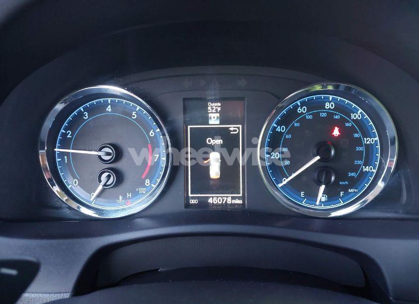 Photo 16 of 2018 Toyota Corolla SE (VIN 5YFBURHE5JP823211)