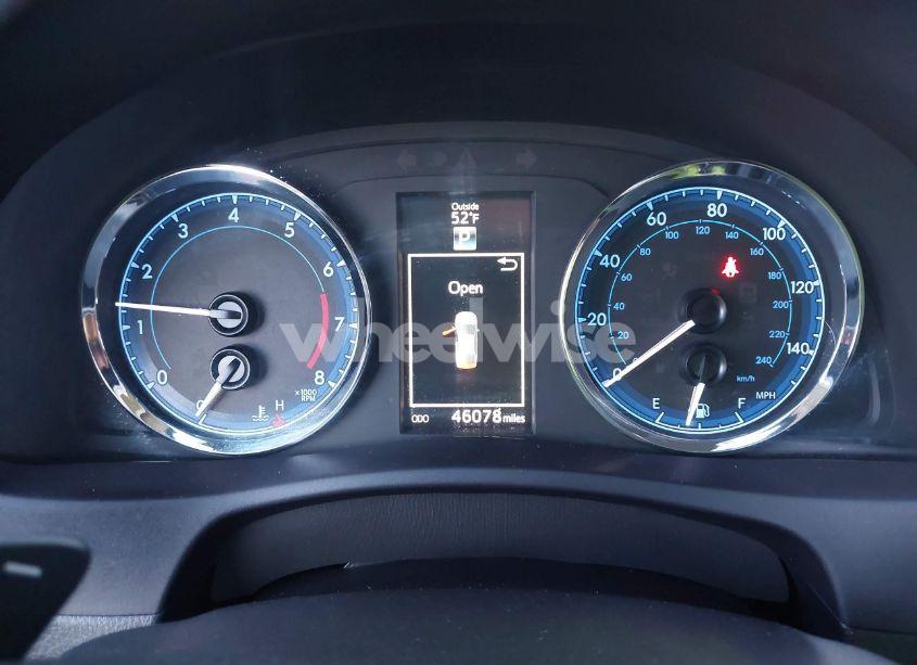 Photo 7 of 2018 Toyota Corolla SE (VIN 5YFBURHE5JP823211)