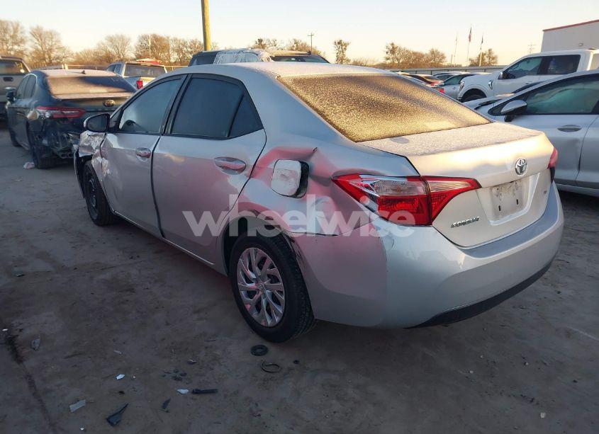 Photo 3 of 2018 Toyota Corolla LE (VIN 5YFBURHE5JP827470)