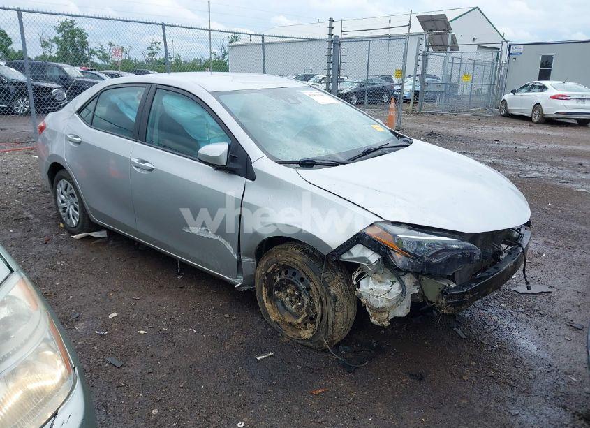 2018 Toyota Corolla LE (VIN 5YFBURHE5JP837674) main photo