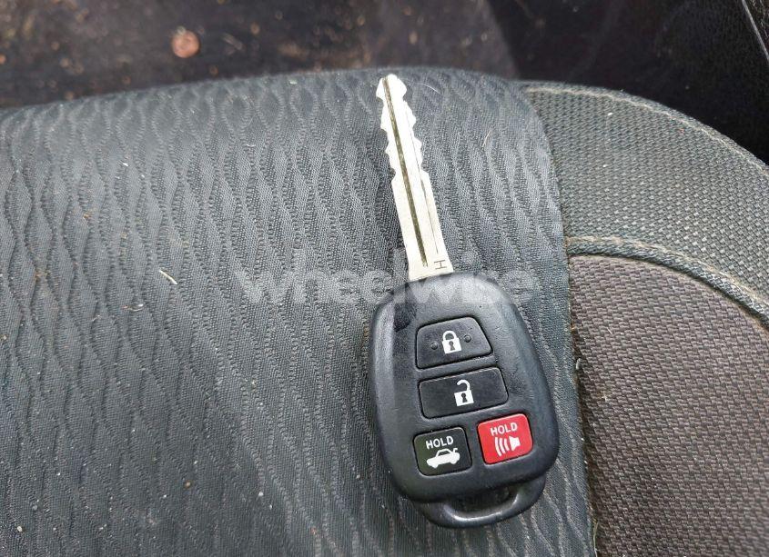 Photo 11 of 2018 Toyota Corolla LE (VIN 5YFBURHE5JP837674)