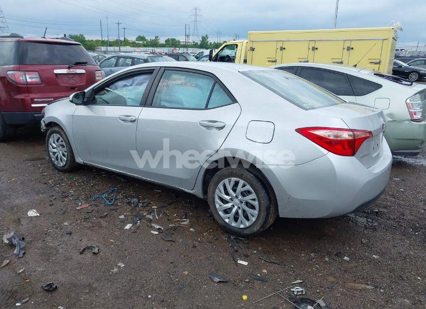 Photo 3 of 2018 Toyota Corolla LE (VIN 5YFBURHE5JP837674)