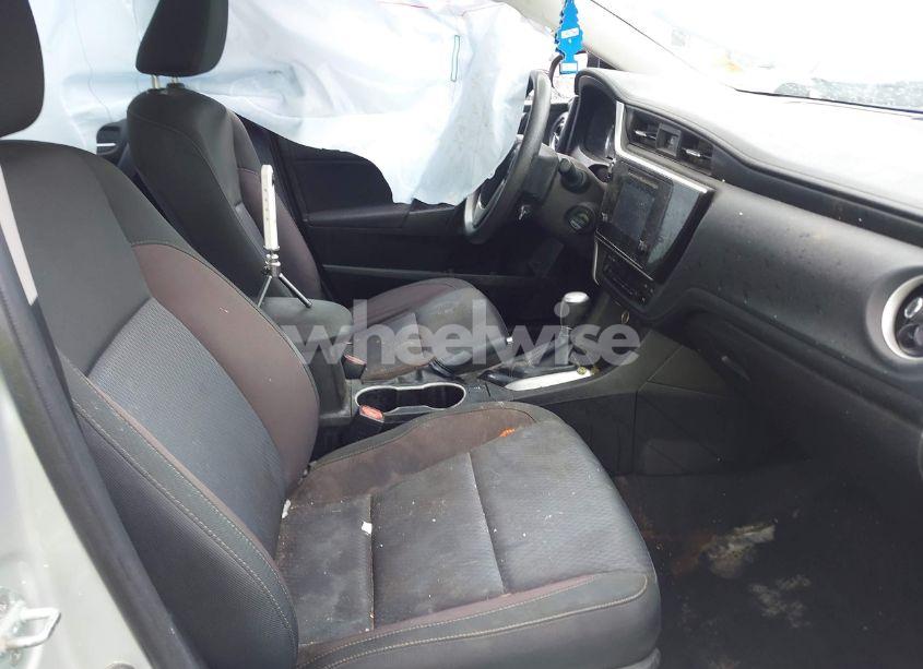 Photo 5 of 2018 Toyota Corolla LE (VIN 5YFBURHE5JP837674)