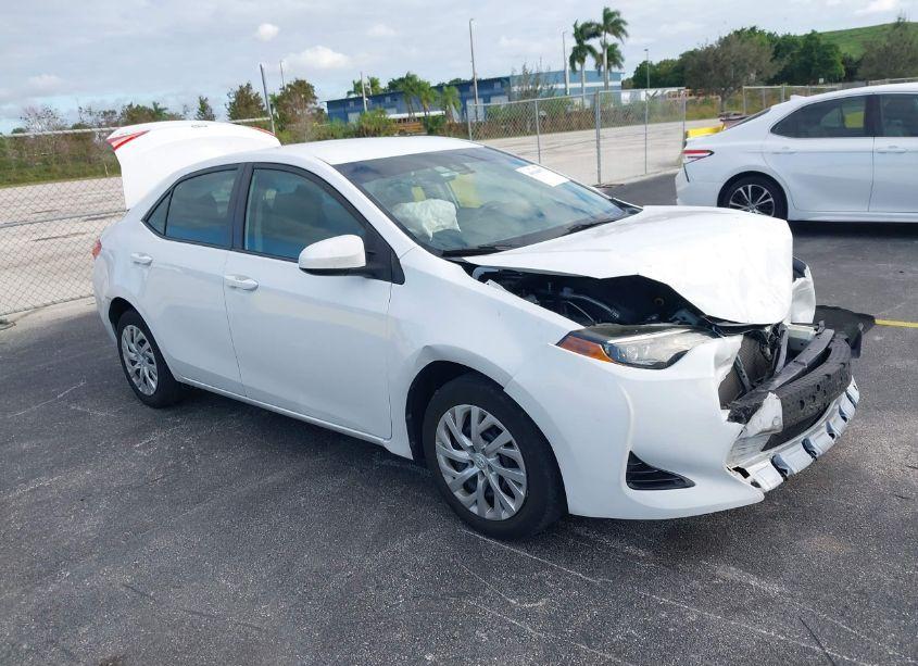 2018 Toyota Corolla LE (VIN 5YFBURHE5JP841045) main photo