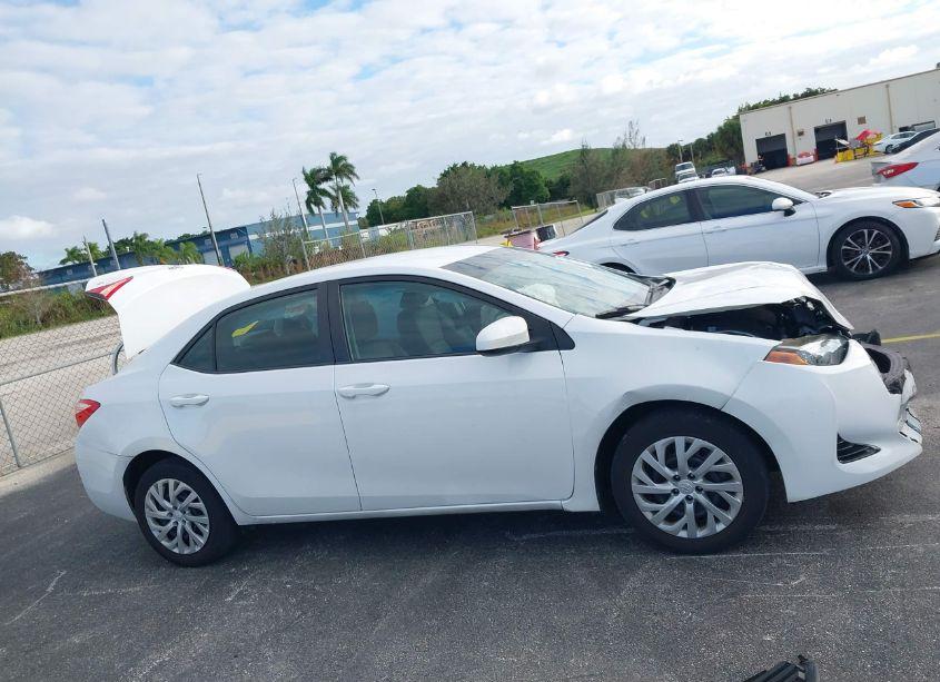 Photo 13 of 2018 Toyota Corolla LE (VIN 5YFBURHE5JP841045)