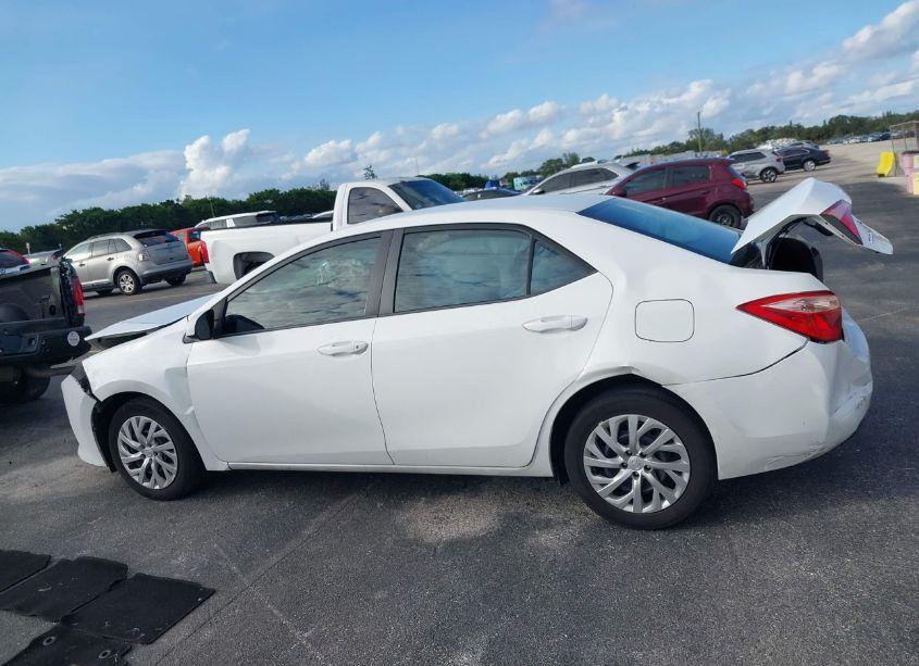 Photo 14 of 2018 Toyota Corolla LE (VIN 5YFBURHE5JP841045)