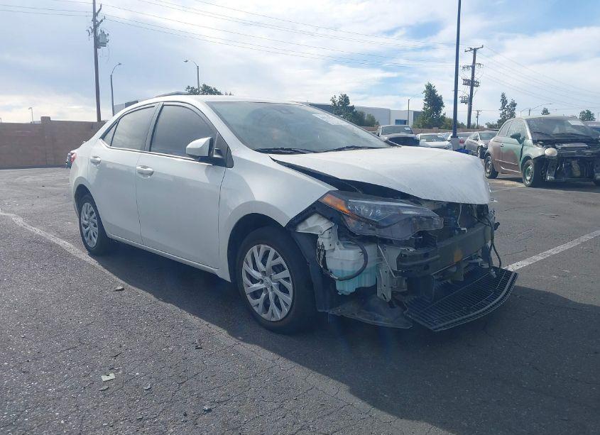 2018 Toyota Corolla LE (VIN 5YFBURHE5JP852191) main photo