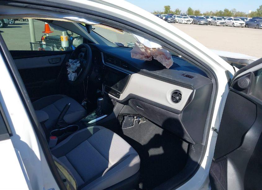 Photo 5 of 2019 Toyota Corolla LE (VIN 5YFBURHE5KP883782)