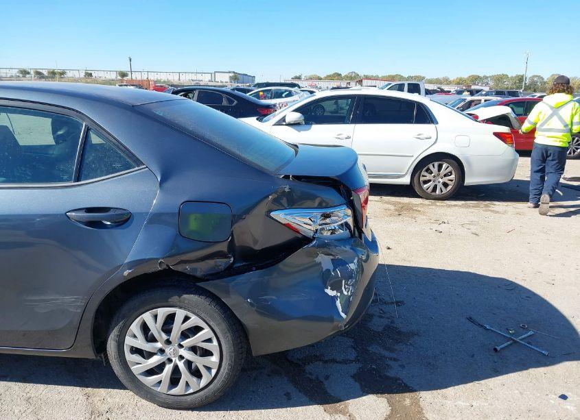 Photo 6 of 2019 Toyota Corolla LE (VIN 5YFBURHE5KP921933)