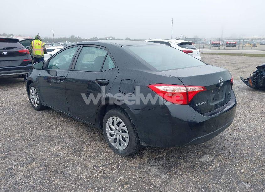 Photo 3 of 2019 Toyota Corolla LE (VIN 5YFBURHE5KP936836)