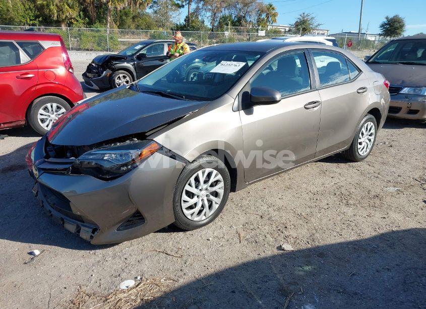 Photo 2 of 2019 Toyota Corolla LE (VIN 5YFBURHE5KP945987)