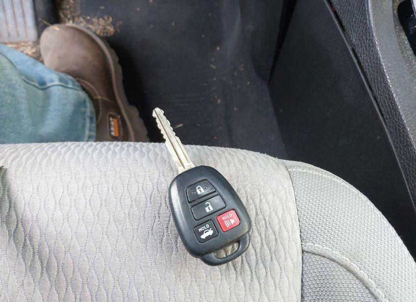 Photo 11 of 2015 Toyota Corolla LE (VIN 5YFBURHE6FP313411)