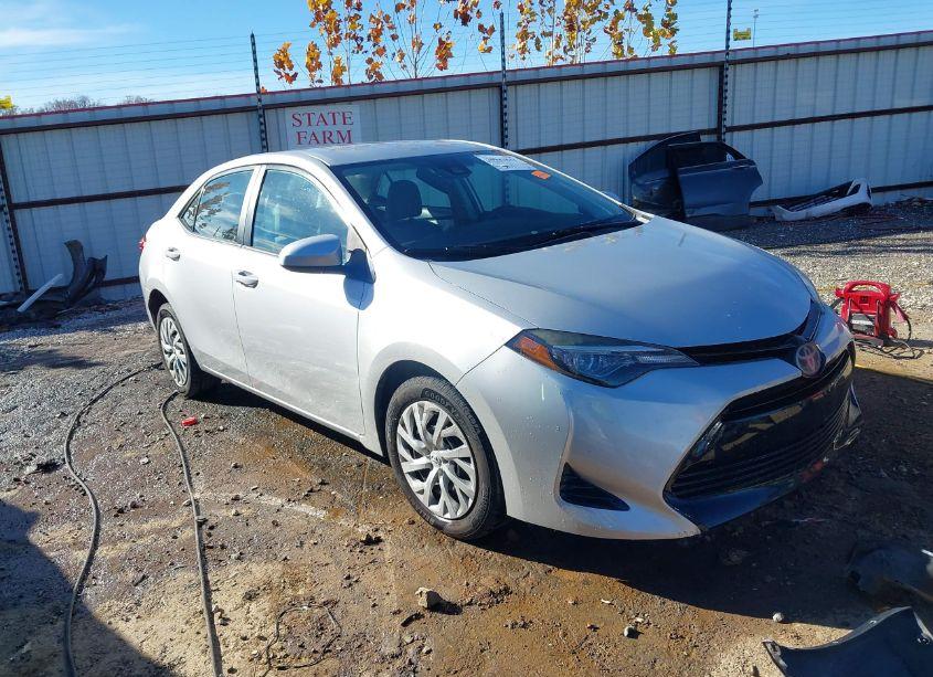 2018 Toyota Corolla LE (VIN 5YFBURHE6JP740340) main photo