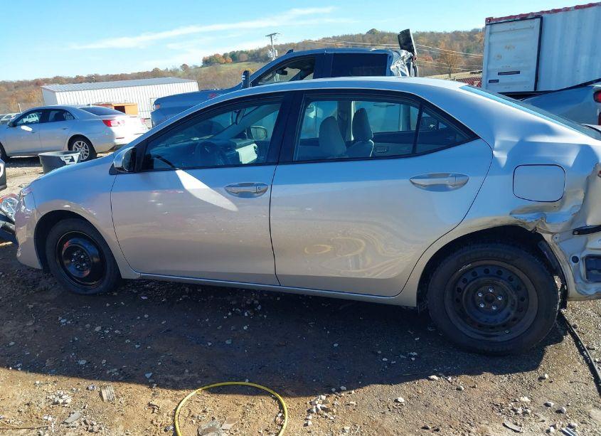 Photo 15 of 2018 Toyota Corolla LE (VIN 5YFBURHE6JP740340)