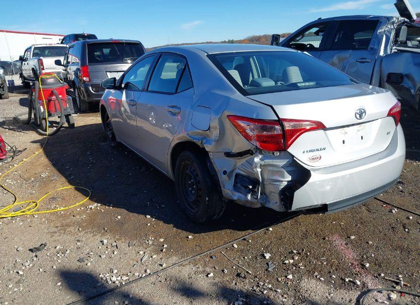 Photo 3 of 2018 Toyota Corolla LE (VIN 5YFBURHE6JP740340)