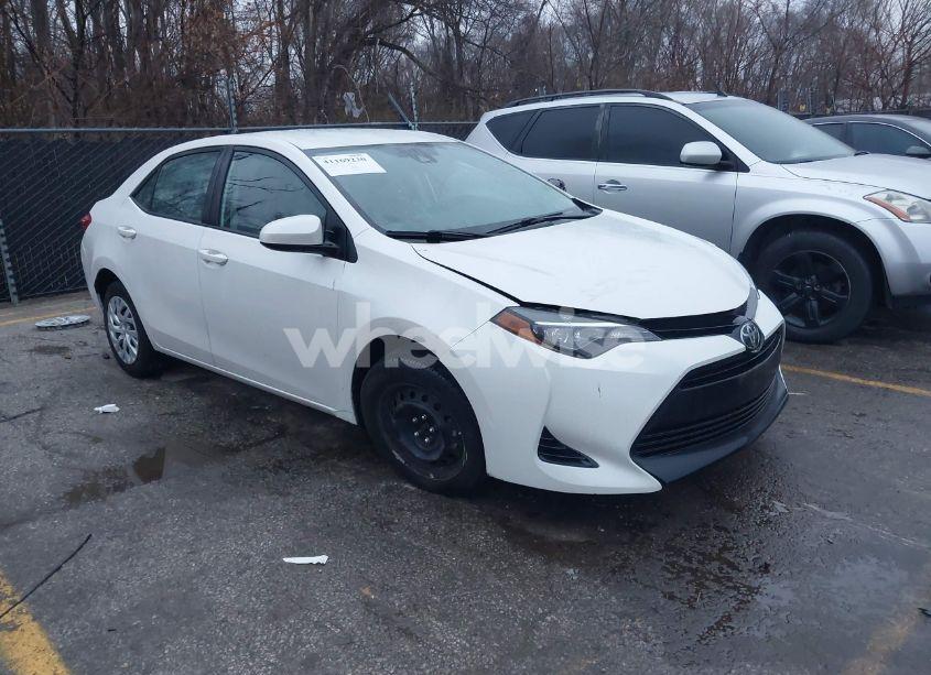 2018 Toyota Corolla LE (VIN 5YFBURHE6JP741732) main photo