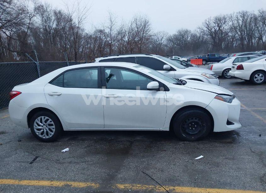 Photo 13 of 2018 Toyota Corolla LE (VIN 5YFBURHE6JP741732)