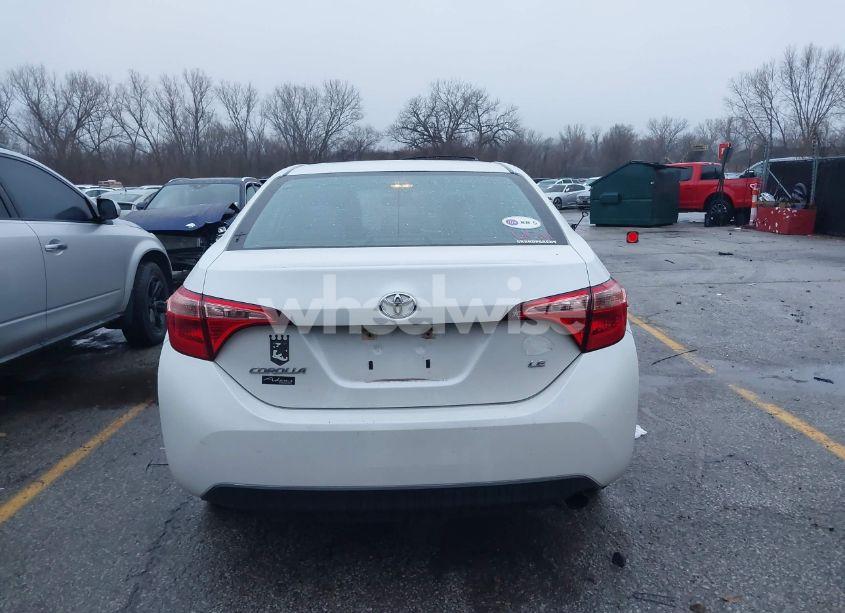 Photo 16 of 2018 Toyota Corolla LE (VIN 5YFBURHE6JP741732)