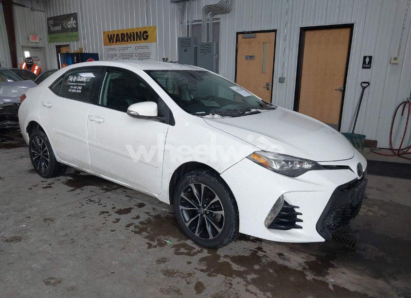 2018 Toyota Corolla SE (VIN 5YFBURHE6JP764394) main photo