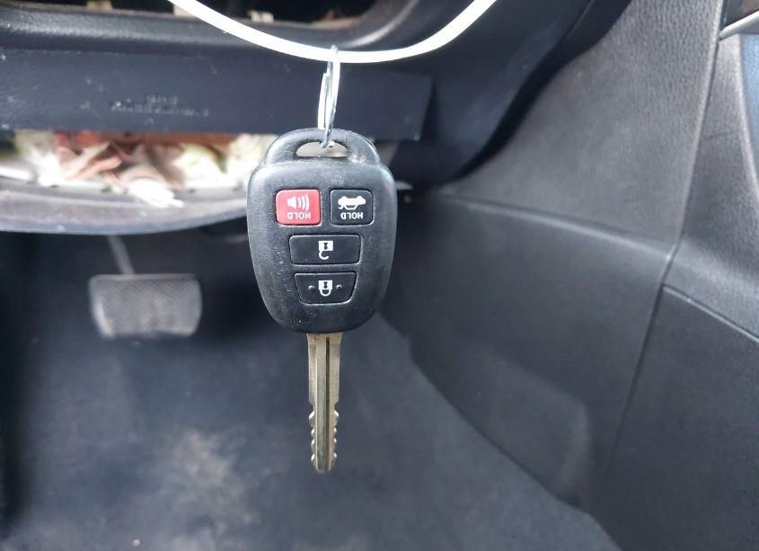 Photo 11 of 2018 Toyota Corolla SE (VIN 5YFBURHE6JP775640)