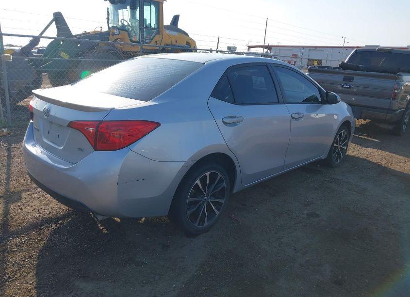 Photo 4 of 2018 Toyota Corolla SE (VIN 5YFBURHE6JP775640)