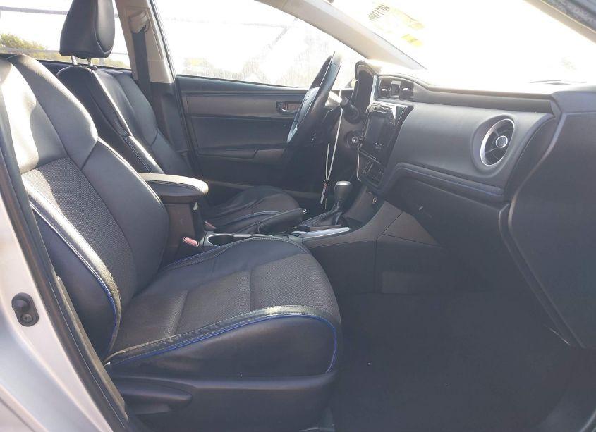 Photo 5 of 2018 Toyota Corolla SE (VIN 5YFBURHE6JP775640)