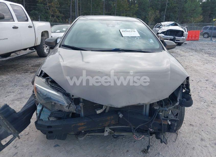 Photo 13 of 2018 Toyota Corolla LE (VIN 5YFBURHE6JP777209)